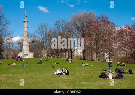 Die Soldaten und Sailors Monument und Menschen, die im Frühjahr auf dem Rasen in Boston Common Park picknicken Stockfoto