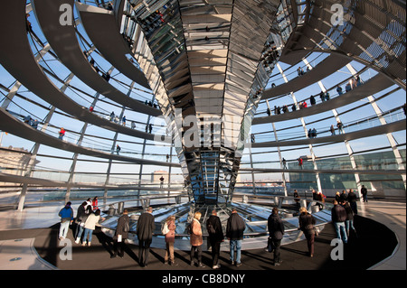 Blick auf die gläserne Kuppel über Kammer am Reichstag in Berlin Deutschland diskutieren; Architekt Norman Foster Stockfoto