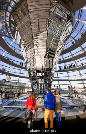 Blick auf die gläserne Kuppel über Kammer am Reichstag in Berlin Deutschland diskutieren; Architekt Norman Foster Stockfoto