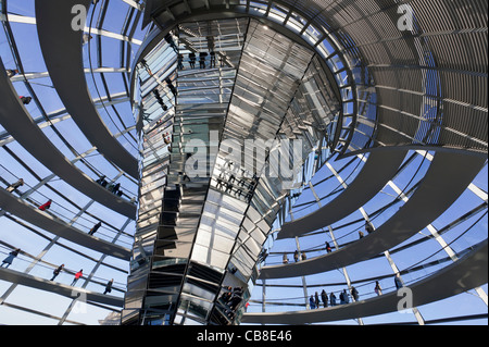 Blick auf die gläserne Kuppel über Kammer am Reichstag in Berlin Deutschland diskutieren; Architekt Norman Foster Stockfoto