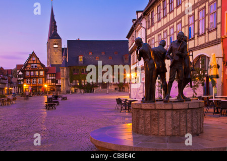 Dämmerung im Hauptmarkt oder Platz, Markt, Quedlinburg, Deutschland mit Statue des Amtsgebietes Musiker im Vordergrund. Stockfoto