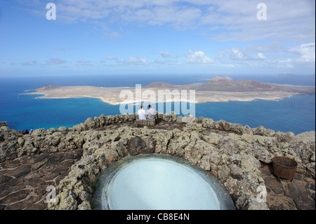 Balkon über Famara-Klippen vom Mirador del Rio, Lanzarote mit einem unschlagbaren Blick auf La Graciosa Insel Stockfoto