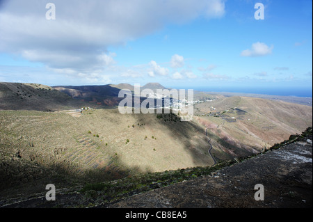 Blick vom Mirador de Haría Haría (links) und Valle de Temisa, Arrieta, Haria und Valle del Palomo auf Lanzarote Insel Stockfoto