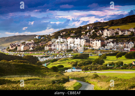 Abendlicht fällt auf den englischen Küstenort Stadt von Woolacombe in Devon, England, UK Stockfoto