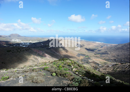 Blick vom Mirador de Haría Haría (links) und Valle de Temisa, Arrieta, Haria und Valle del Palomo auf Lanzarote Insel Stockfoto