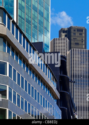 Detail der Bürogebäude in der City of London Finanzviertel England UK zeigt verschiedene Baustile Stockfoto