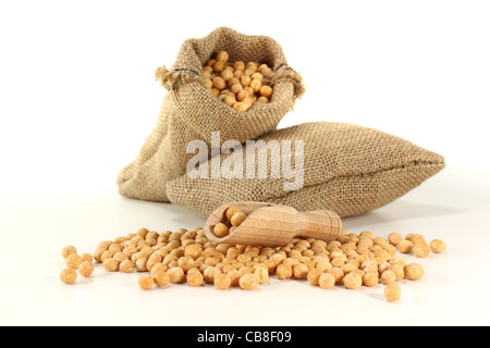 Gelbe Erbsen in ein Säckchen mit Scheffel Stockfoto