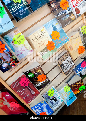 Masse Markt Paperback Bücher zum Verkauf im Schaufenster eines Buchhändlers Rabatt im Vereinigten Königreich Stockfoto