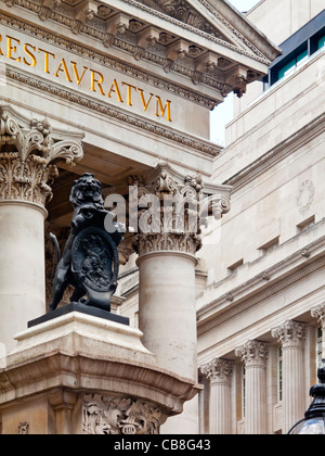 Detail der Royal Exchange aufbauend auf Cornhill in London England UK Stockfoto