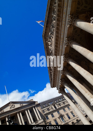 Die Bank of England und der Royal Exchange, aufbauend auf der rechten Seite am Cornhill in der City of London finanziellen Bezirk England UK Stockfoto