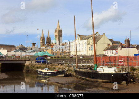 Boote vor Anker in tidal River Truro bei Ebbe in Richtung Stadtzentrum und drei Türme des Doms. Truro, Cornwall, England, UK Stockfoto