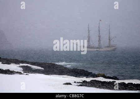 Mottenhalle Europa, ein Dreimaster Viermastbark während Schneesturm über der antarktischen Ozean, Süd-Shetland-Inseln, Antarktis Stockfoto