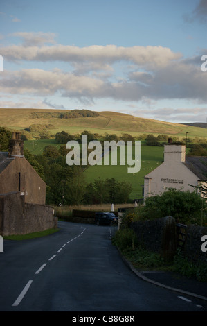 "Parkers Waffen" Pub-Restaurant, bei Dämmerung, Newton, Wald von Bowland, Lancashire, England Stockfoto