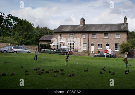 Dorfanger und Post bei Dunsop Bridge, geographische Zentrum von Großbritannien Wald von Bowland, Lancashire, England Stockfoto