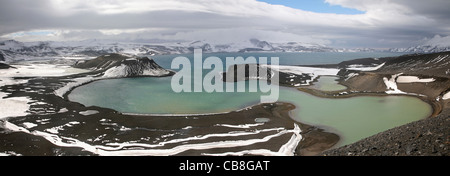 Luftaufnahme über antarktischen Meer und Krater auf Telefon Bucht auf Deception Island, Süd-Shetland-Inseln, Antarktis Stockfoto