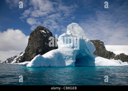 Eisberg-Friedhof im antarktischen Meer in Trinity Island, Antarktis Stockfoto