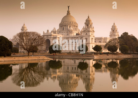 Indien, Kolkata, Westbengalen Architektur Victoria Memorial spiegelt sich im Pool bei Sonnenuntergang Stockfoto