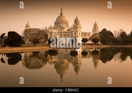 Indien, Kolkata, Westbengalen Architektur Victoria Memorial spiegelt sich im Pool bei Sonnenuntergang Stockfoto