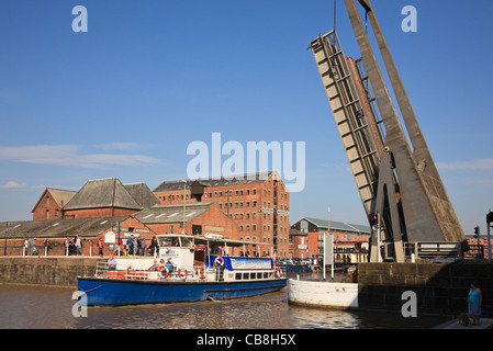 Königin Boadicea II Boot vorbei unter erhöhten Llanthony Hubbrücke am Gloucester und Schärfe-Kanal Gloucester Docks England UK Stockfoto