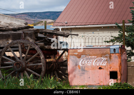 Coke-Maschine und Wagen, Vigil Store, El Portero Handelsposten, Chimayo, New Mexico. Stockfoto