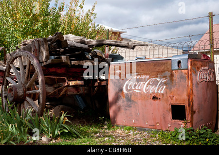 Coke-Maschine und Wagen, Vigil Store, El Portero Handelsposten, Chimayo, New Mexico. Stockfoto