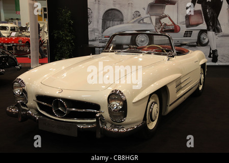 Mercedes-Benz 300 SL Roadster aus dem Jahr 1960 gezeigt auf der Essen Motor Show in Essen, Deutschland, am 29. November Stockfoto