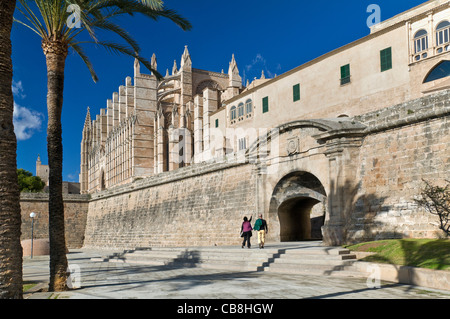 Kathedrale von Palma und historischen Parc De La Mar mit touristischen paar ständigen Blick auf alten steinernen Eingang Mallorca Balearen Spanien Stockfoto
