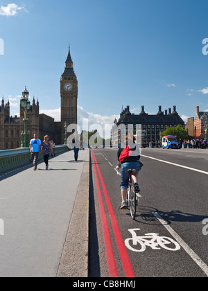 Radfahrer, die Westminster Brücke in Fahrradweg Westminster London UK Stockfoto