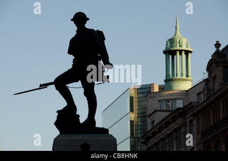 Statue der britischen Tommy, den Royal Fusiliers Memorial High Holborn, London Stockfoto