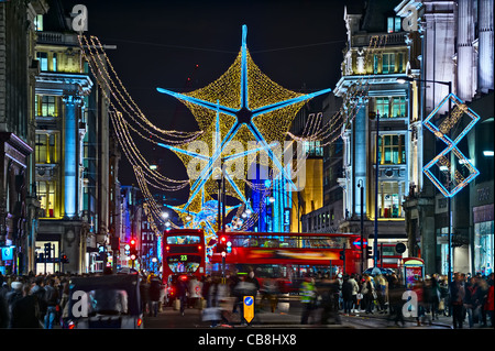 Oxford Street, London, England, UK, mit Weihnachtsbeleuchtung in der Nacht Stockfoto