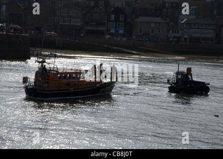 Rettungsboot immer wieder nach St Ives Harbour nach Seerettung, St Ives Cornwall England UK Stockfoto