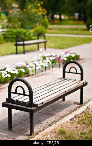 paar Holzbänke in der Sommerpark Stockfoto