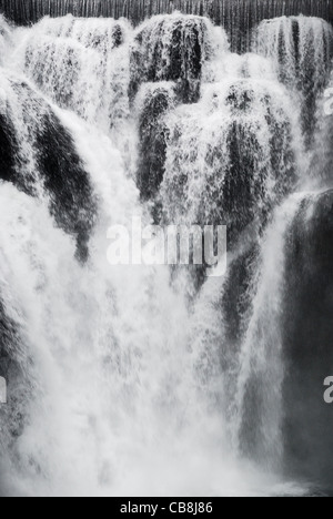 Nahaufnahme der Wasserfälle. Shihfen Wasserfall. Stockfoto