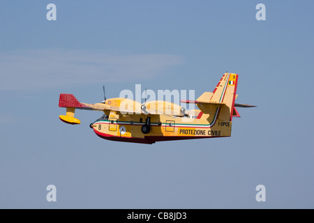 Ein Canadair 415 in Aktion während einer airshow Stockfoto