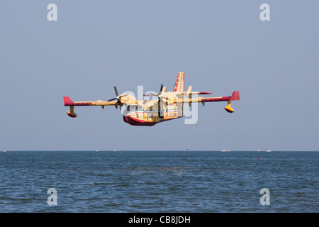 Ein Canadair 415 in Aktion während einer airshow Stockfoto