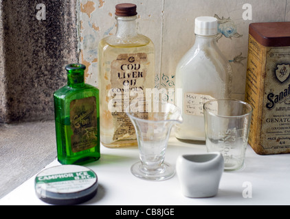 Eine Sammlung von alten Medizin-Flaschen und Gesundheit Aids auf der Fensterbank Stockfoto