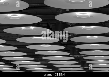 Moderne Lampen auf dem Flughafen Barajas in Madrid Stockfoto