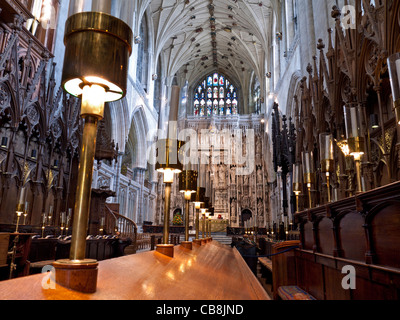 Winchester Cathedral interior Chorgestühl und berühmten historischen geschnitzten altar Stockfoto