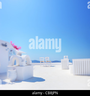 Minimalistische Schuss von zwei Stühle gegen blauen Himmel geschossen auf Santorin, Griechenland Stockfoto