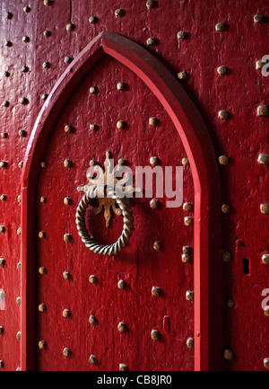 Alte historische hölzerne Rotguss besetzt gotische Kirche Eingangstür Stockfoto