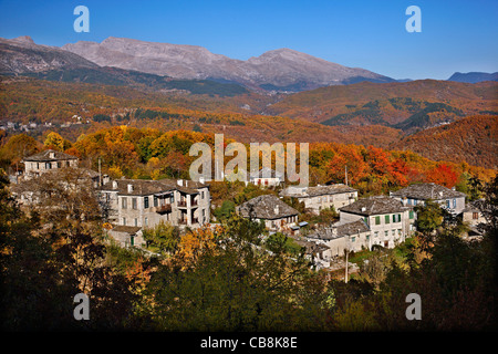 Dilofo Dorf, eines der schönsten griechischen Bergdörfern. Zagori Region, Ioannina, Epirus, Griechenland Stockfoto