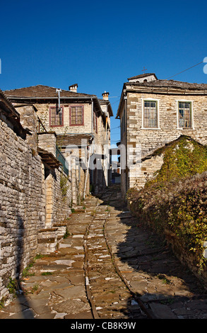 Eine typische steinerne Gasse in Dilofo Dorf, eines der schönsten griechischen Bergdörfern, Zagori, Ioannina, Griechenland Stockfoto