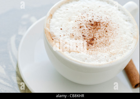 Cappuccino in weiße Tasse mit Untertasse Stockfoto