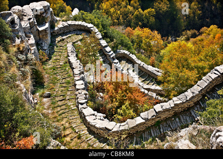 Die Scala in, eine fantastische Steinweg, ein echtes Meisterwerk der traditionellen Technik in Zagori Region, Ioannina, Griechenland Stockfoto