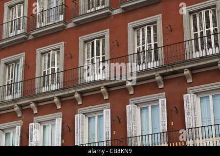 Offene und geschlossene Fenster auf dem Plaza Mayor in Madrid Stockfoto