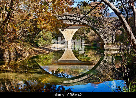 Die Kaberaga (oder "Kaber Aga"), alte steinerne Brücke, in der Nähe von Miliotades Dorf, Region Ost Zagori, Ioannina, Epirus, Griechenland. Stockfoto