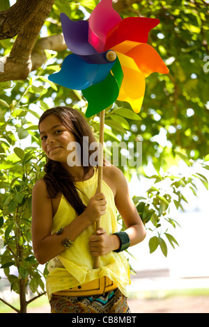 junge Frau Kind Spaß im Park mit ihrer Windrad Stockfoto