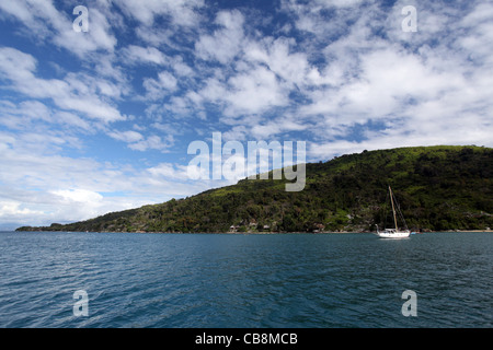 Eine Segelyacht verankert Insel Nosy Komba, in der Nähe von Nosy Be, im Nordwesten Madagaskars Stockfoto