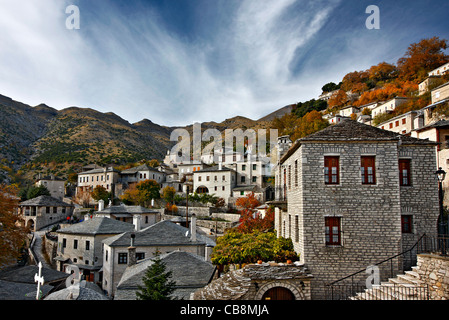 Syrrako Dorf, einer der schönsten griechischen Bergdörfern auf Tzoumerka Berge, Ioannina, Epirus, Griechenland Stockfoto