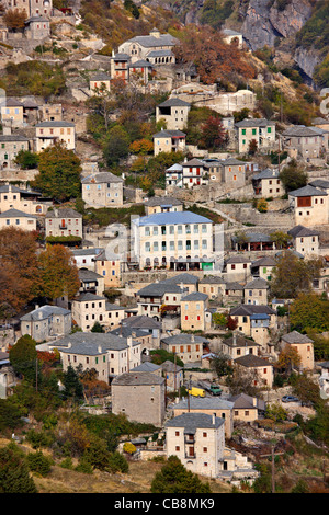 Syrrako Dorf, einer der schönsten griechischen Bergdörfern auf Tzoumerka Berge, Ioannina, Epirus, Griechenland Stockfoto